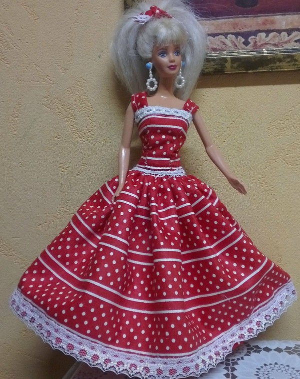 Vestidos para as próprias mãos de Barbie - padrões e padrões