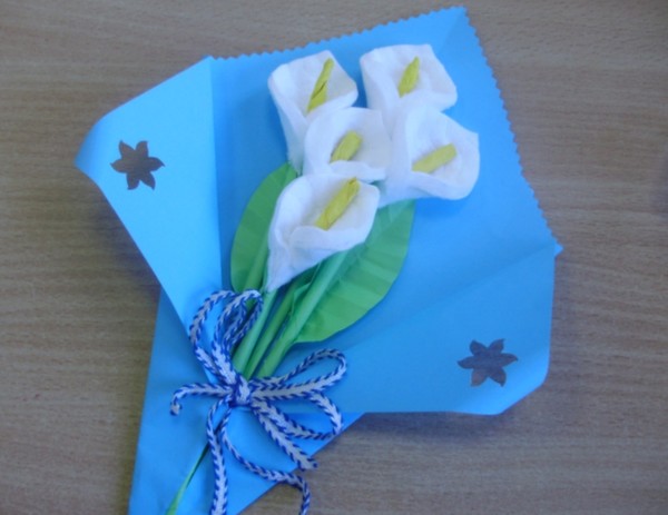 Flores com pingos de neve feitos de discos de algodão com as próprias mãos