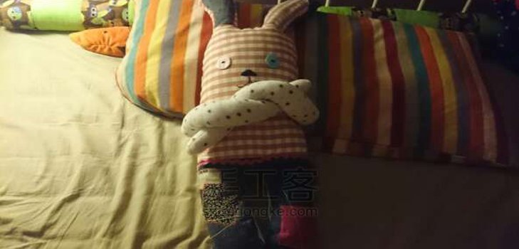 Coelho de brinquedo macio com suas próprias mãos