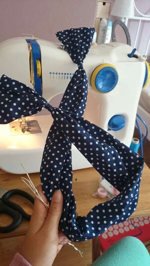 Coelho de brinquedo macio com suas próprias mãos