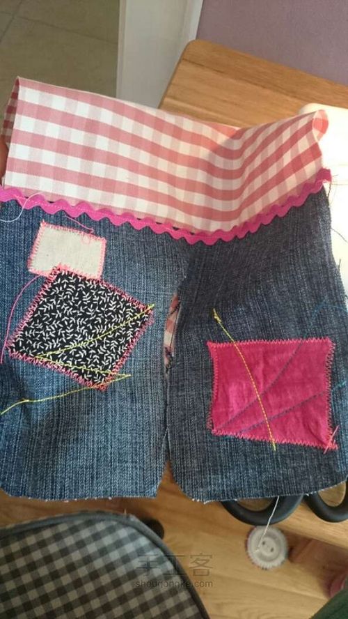 Coelho de brinquedo macio com suas próprias mãos