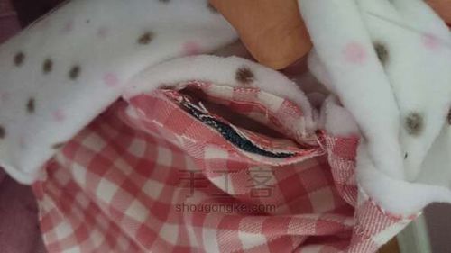 Coelho de brinquedo macio com suas próprias mãos