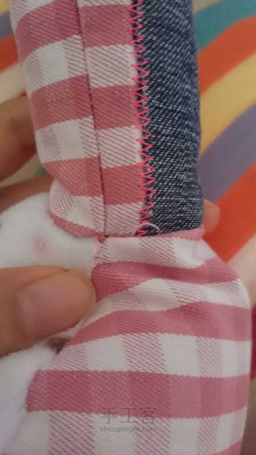 Coelho de brinquedo macio com suas próprias mãos