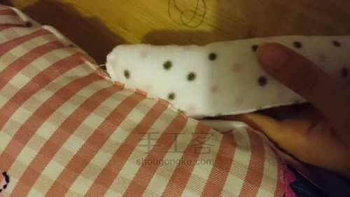 Coelho de brinquedo macio com suas próprias mãos