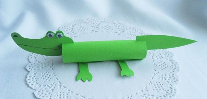 Crocodilo feito de papel colorido com as próprias mãos
