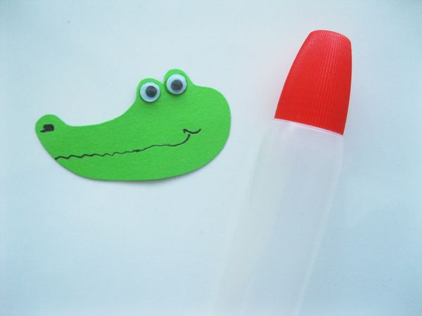 Crocodilo feito de papel colorido com as próprias mãos