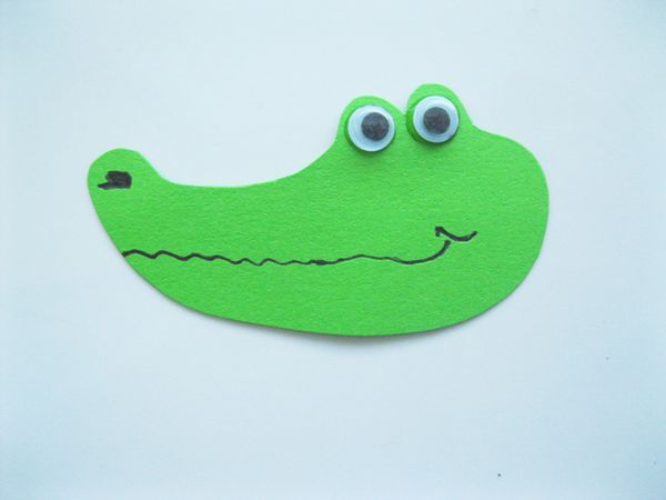 Crocodilo feito de papel colorido com as próprias mãos