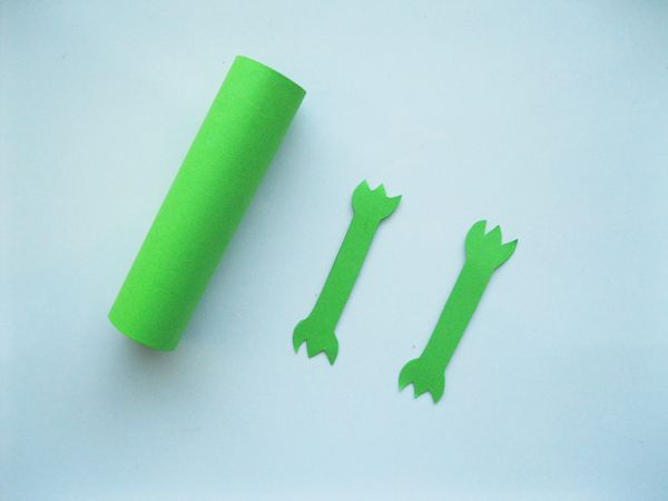 Crocodilo feito de papel colorido com as próprias mãos
