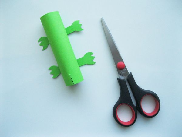 Crocodilo feito de papel colorido com as próprias mãos