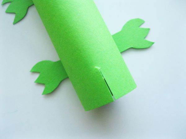 Crocodilo feito de papel colorido com as próprias mãos