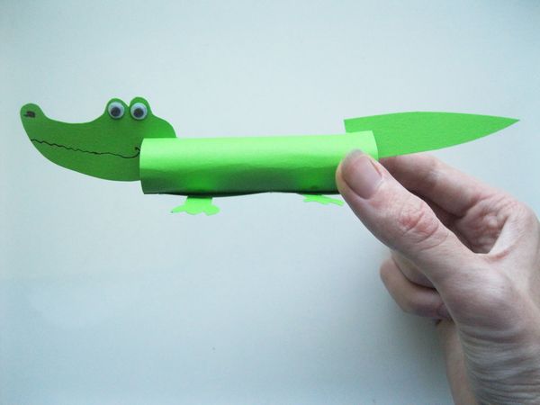 Crocodilo feito de papel colorido com as próprias mãos