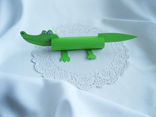 Artigos artesanais feitos de papel colorido de crocodilo. Arranjo de papel colorido Cocodrilo, instruções passo a passo