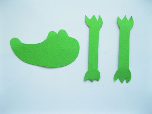 Crocodilo feito de papel colorido com as próprias mãos