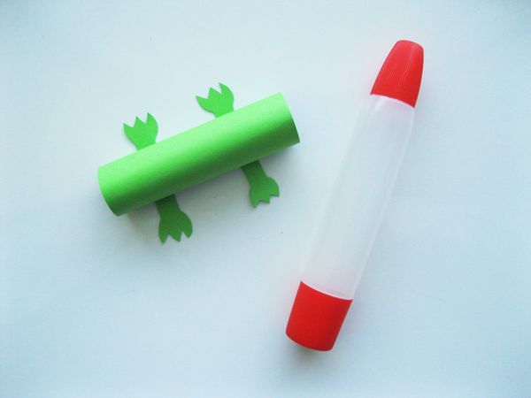 Crocodilo feito de papel colorido com as próprias mãos