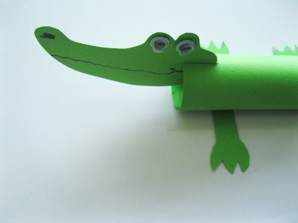 Crocodilo feito de papel colorido com as próprias mãos