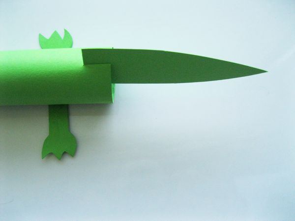 Crocodilo feito de papel colorido com as próprias mãos