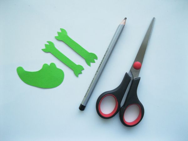 Crocodilo feito de papel colorido com as próprias mãos