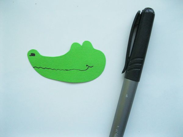 Crocodilo feito de papel colorido com as próprias mãos