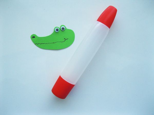 Crocodilo feito de papel colorido com as próprias mãos