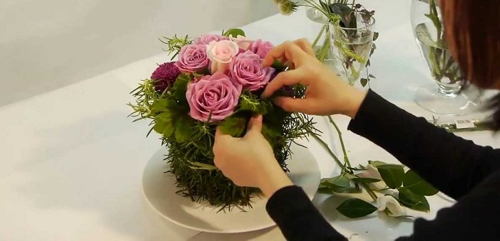 Artesanato de flores de mãos dadas, composições, fotos