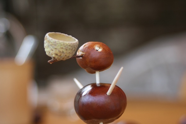 Artesanato de castanhas sobre o tema do outono