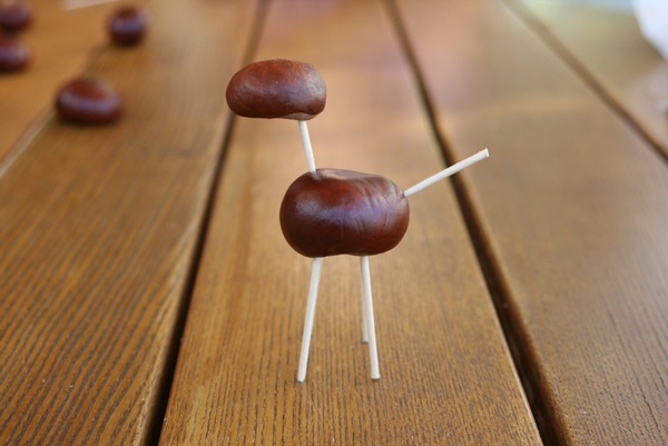 Artesanato de castanhas sobre o tema do outono