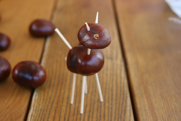 Artesanato de castanhas sobre o tema do outono