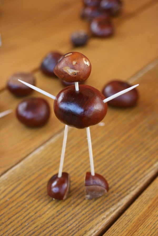 Artesanato de castanhas sobre o tema do outono