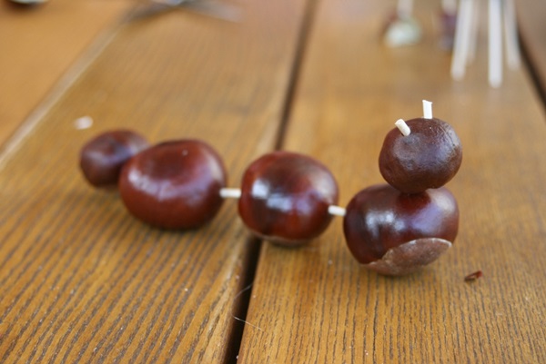 Artesanato de castanhas sobre o tema do outono