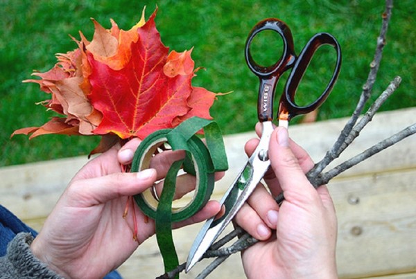 Artesanato de folhas sobre o tema "Outono" com suas próprias mãos para escolares