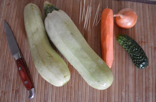 Artesanato de vegetais de mãos dadas