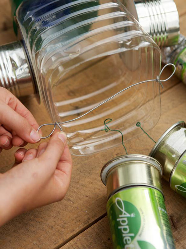 Novos ofícios de garrafas plásticas com suas próprias mãos para jardim e pomar