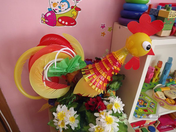 Novos ofícios de garrafas plásticas com suas próprias mãos para jardim e pomar