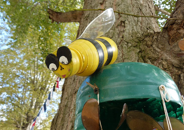Novos ofícios de garrafas plásticas com suas próprias mãos para jardim e pomar
