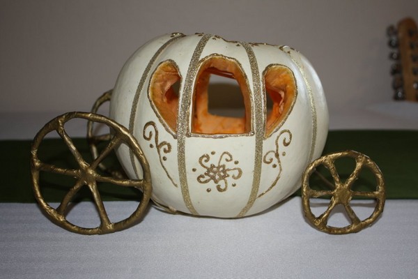 Artesanato de uma abóbora com as próprias mãos para o jardim de infância e a escola, aulas de mestre passo a passo