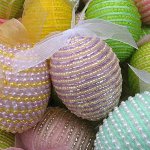 Artesanato para a Páscoa: trançando ovos com grânulos