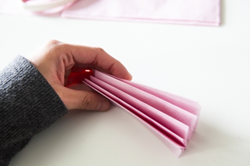 Como fazer pompões do papel
