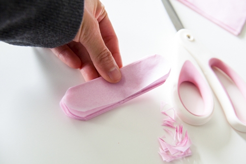 Como fazer pompões do papel