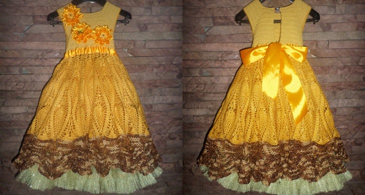 Vestido festivo para a menina crocheting com as mãos, fotos passo a passo e descrição