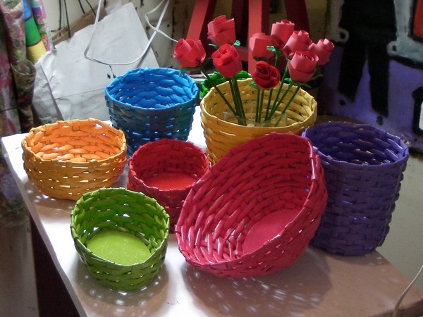 Cestas de tubos de cocktail e jornais