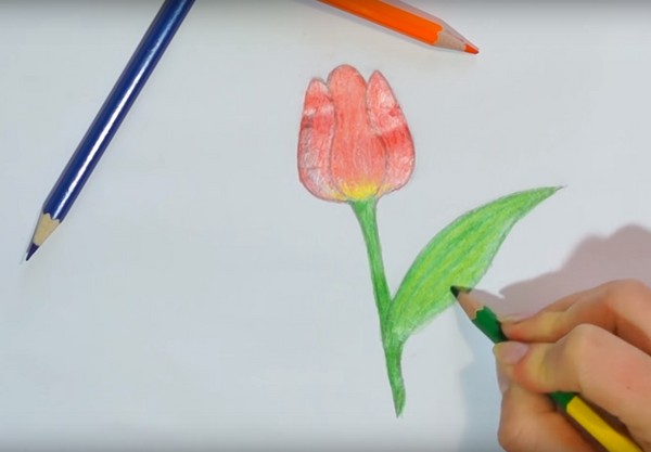 Aproveitando o Dia das Mães com suas próprias mãos: lápis, tintas, jardim de infância, escola
