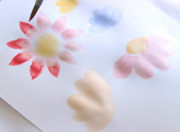 Aproveitando o Dia das Mães com suas próprias mãos: lápis, tintas, jardim de infância, escola