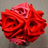 Rosas de fitas com as próprias mãos