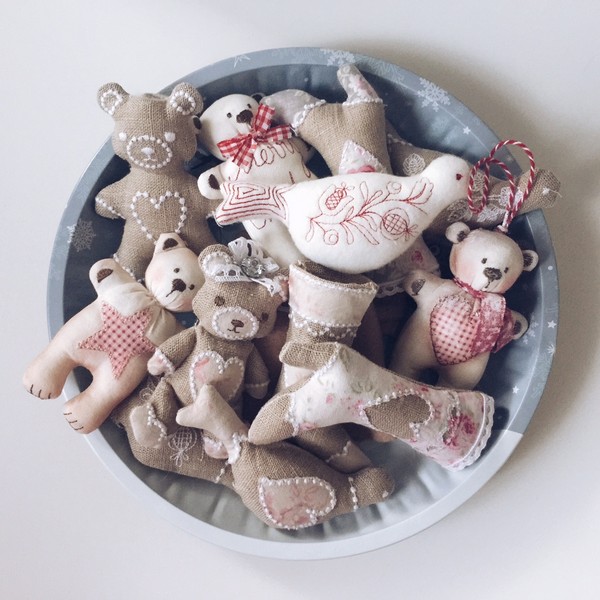Nós costuramos brinquedos macios em estilo Tilde com nossas próprias mãos - padrões