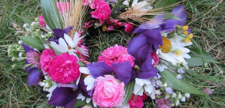 Grinalda de flores para o casamento com suas próprias mãos