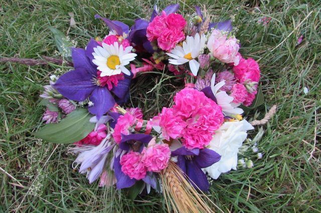 Grinalda de flores para o casamento com suas próprias mãos
