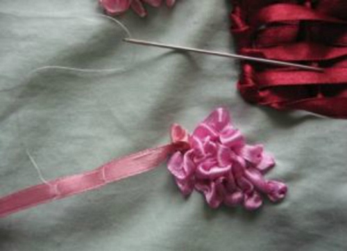 Bordados com fitas: lilás em uma cesta