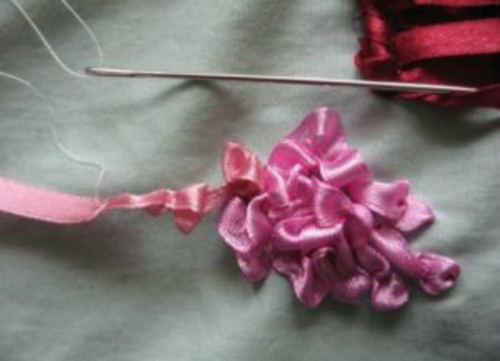 Bordados com fitas: lilás em uma cesta