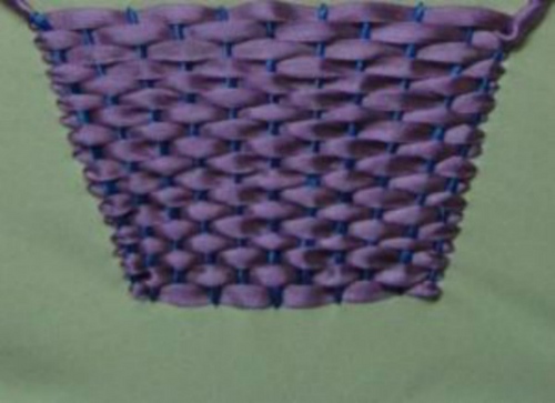Bordados com fitas: lilás em uma cesta