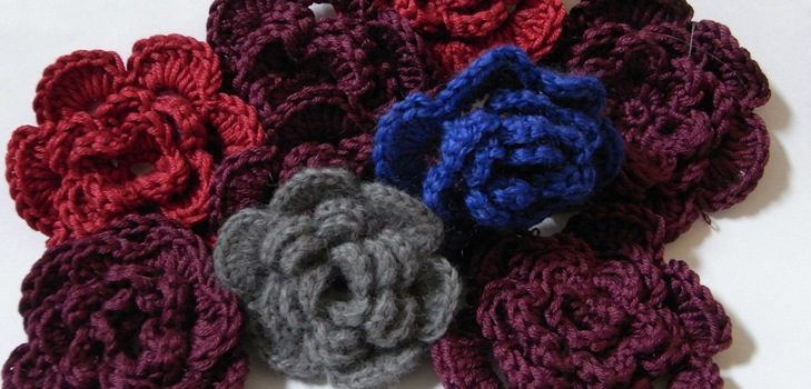 Flores de malha para decoração de mãos próprias